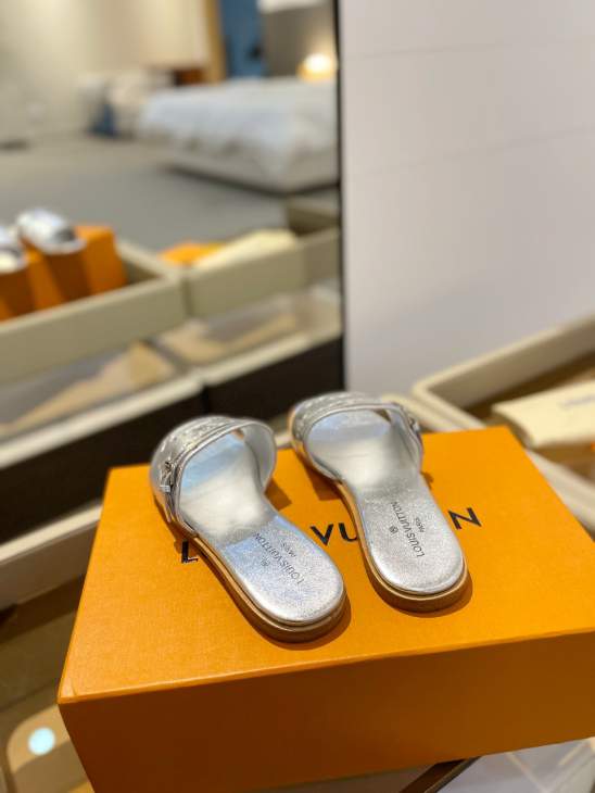 Picture of Louis Vuitton Slippers _SKULVsz35-42h0915627